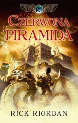 Czerwona piramida. Kroniki rodu Kane. Tom 1. Autor: Rick Riordan. SmakLiter.pl Okładka książki Czerwona piramida. Kroniki rodu Kane. Tom 1