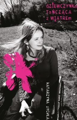Dziewczynka tańcząca z wiatrem. Autor: Zychla Katarzyna. SmakLiter.pl Okładka książki Dziewczynka tańcząca z wiatrem