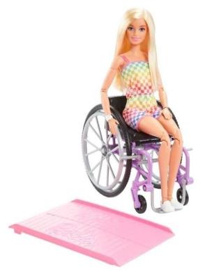 Opakowanie Barbie Fashionistas. Na wózku strój w kratkę HJT13