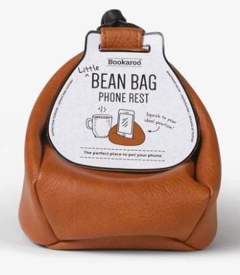 Bookaroo Bean Bag Pufa pod smartfon - brązowa. Wydawca: IF. SmakLiter.pl Opakowanie Bookaroo Bean Bag Pufa pod smartfon - brązowa