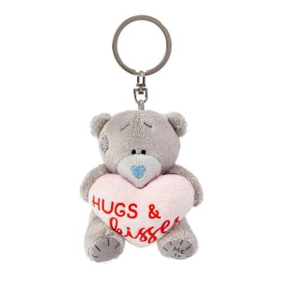 Breloczek Miś z sercem Hugs&Kisses. Wydawca: Carte Blanche Greetings Ltd.. SmakLiter.pl Opakowanie Breloczek Miś z sercem Hugs&Kisses