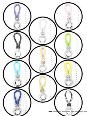 Brelok plecionka z diamencikami 13cm. Wydawca: ADAR. SmakLiter.pl Opakowanie Brelok plecionka z diamencikami 13cm