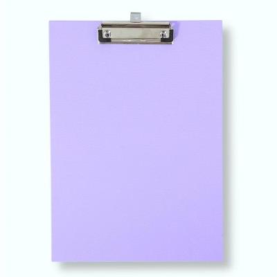 Deska A4 z klipem premium jasnofioletowa. Wydawca: PENWORD. SmakLiter.pl Opakowanie Deska A4 z klipem premium jasnofioletowa
