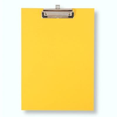 Deska A4 z klipem premium żółta. Wydawca: PENWORD. SmakLiter.pl Opakowanie Deska A4 z klipem premium żółta