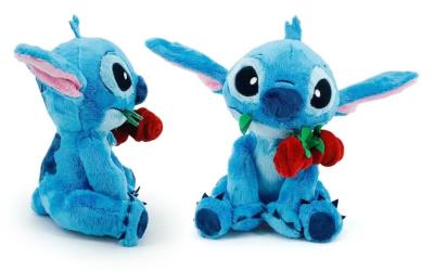 Disney maskotka pluszowa Stitch z różą 25cm. Wydawca: SIMBA. SmakLiter.pl Opakowanie Disney maskotka pluszowa Stitch z różą 25cm