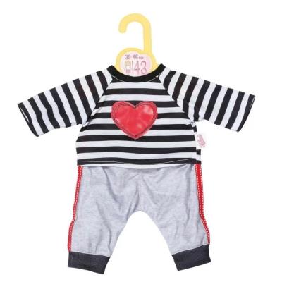 Dolly Moda - Striped Joggingsuit Heart 43cm. Wydawca: Zapf. SmakLiter.pl Opakowanie Dolly Moda - Striped Joggingsuit Heart 43cm