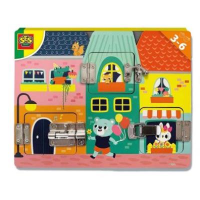 Drewniana  tablica z  zamkami i zatrzaskami. Wydawca: SES Creative. SmakLiter.pl Opakowanie Drewniana  tablica z  zamkami i zatrzaskami