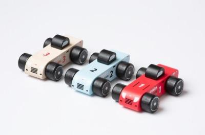 Drewniana zabawka Wyścigówki. Wydawca: CUBIKA. SmakLiter.pl Opakowanie Drewniana zabawka Wyścigówki