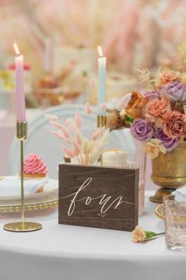 Opakowanie Drewniany numer na stół z białym napisem Four