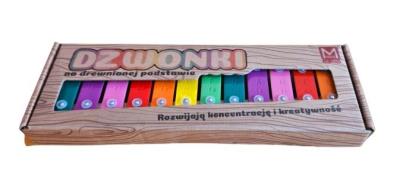 Dzwonki 12-tonowe kolorowe na drewnianej ramie. Wydawca: MAREK. SmakLiter.pl Opakowanie Dzwonki 12-tonowe kolorowe na drewnianej ramie