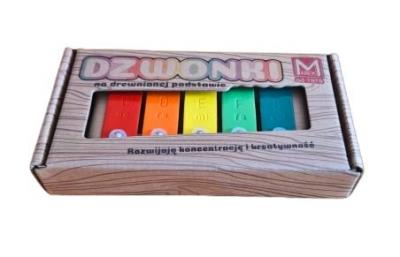 Dzwonki 5-tonowe kolorowe na drewnianej ramie. Wydawca: MAREK. SmakLiter.pl Opakowanie Dzwonki 5-tonowe kolorowe na drewnianej ramie