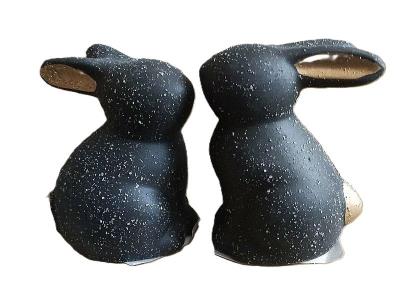 Figurki dwa zajączki nakrapiane. Wydawca: ADAR. SmakLiter.pl Opakowanie Figurki dwa zajączki nakrapiane