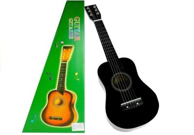 Gitara drewniana klasyczna z kostką czarna 60cm. Wydawca: Leantoys. SmakLiter.pl Opakowanie Gitara drewniana klasyczna z kostką czarna 60cm
