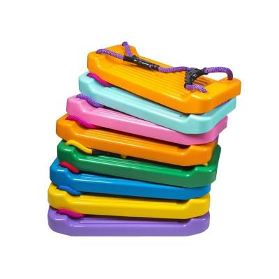 Huśtawka deska plastikowa. Wydawca: Bączek. SmakLiter.pl Opakowanie Huśtawka deska plastikowa