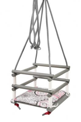 Huśtawka drewniana z poduszką pastelową. Wydawca: Baczek. SmakLiter.pl Opakowanie Huśtawka drewniana z poduszką pastelową