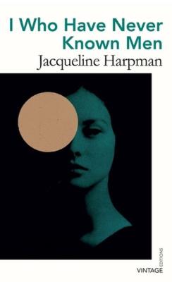 I Who Have Never Known Men. Autor: Harpman Jacqueline. SmakLiter.pl Okładka książki I Who Have Never Known Men