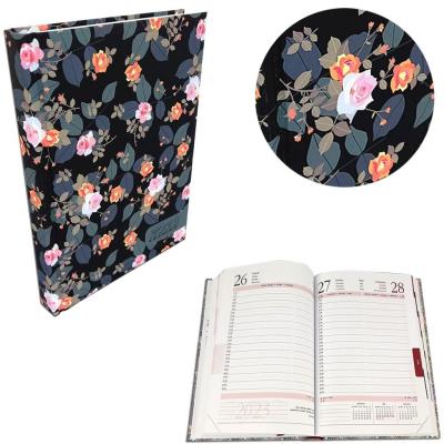 Opakowanie Kalendarz 2023 A5 dzienny soft touch Róże w czerni