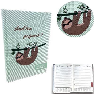 Opakowanie Kalendarz 2024 dzienny sb/nd osobno A5 soft touch leniwiec chwilunia Ev230028