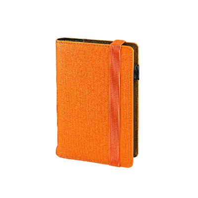 Kalendarz 2025 A6 dzienny na gumkę pomarańczowy KD41B-56. Wydawca: I-DROPS. SmakLiter.pl Opakowanie Kalendarz 2025 A6 dzienny na gumkę pomarańczowy KD41B-56