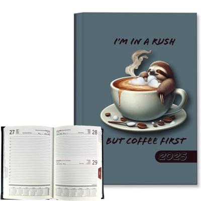 Opakowanie Kalendarz 2025 B6 dzienny Leniwiec kawa
