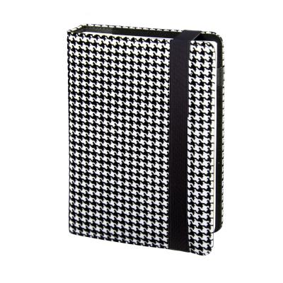 Kalendarz 2025 Modena A5 tygodniowy na gumkę czarno-biały KTP-25MD. Wydawca: I-DROPS. SmakLiter.pl Opakowanie Kalendarz 2025 Modena A5 tygodniowy na gumkę czarno-biały KTP-25MD