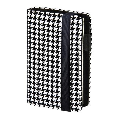 Kalendarz 2025 Modena A6 tygodniowy na gumkę czarno-biały KTP-60MD. Wydawca: I-DROPS. SmakLiter.pl Opakowanie Kalendarz 2025 Modena A6 tygodniowy na gumkę czarno-biały KTP-60MD