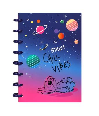 Kołobrulion A5 Disney Black Stitch big ring 100 kartek wzór 2. Wydawca: Patio. SmakLiter.pl Opakowanie Kołobrulion A5 Disney Black Stitch big ring 100 kartek wzór 2