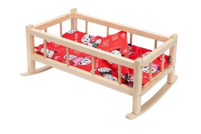 Kołyska średnia dla lalek z pościelą. Wydawca: Baczek. SmakLiter.pl Opakowanie Kołyska średnia dla lalek z pościelą