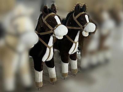 Koń na biegunach z dźwiękiem. Wydawca: ADAR. SmakLiter.pl Opakowanie Koń na biegunach z dźwiękiem