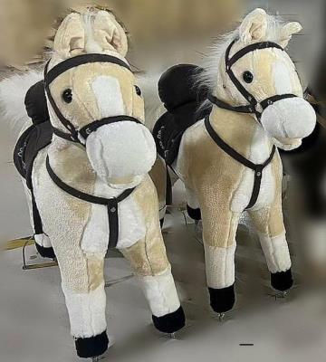 Koń na biegunach z dźwiękiem. Wydawca: ADAR. SmakLiter.pl Opakowanie Koń na biegunach z dźwiękiem