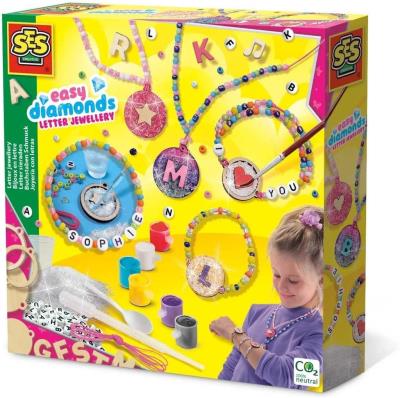 Kreatywna zabawa - Biżuteria z literkami. Wydawca: SES NL. SmakLiter.pl Opakowanie Kreatywna zabawa - Biżuteria z literkami