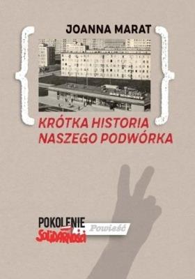 Krótka historia naszego podwórka. Autor: Marat Joanna. SmakLiter.pl Okładka książki Krótka historia naszego podwórka