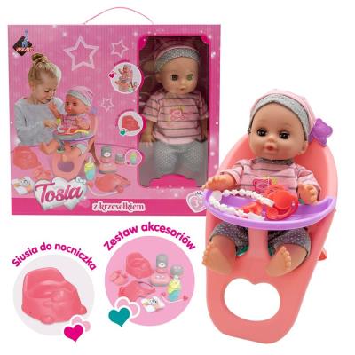 Lalka z krzesełkiem do karmienia. Wydawca: Askato. SmakLiter.pl Opakowanie Lalka z krzesełkiem do karmienia