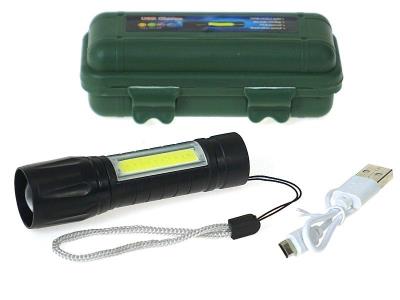 Latarka metalowa z ładowarką USB zmiennoogniskowa. Wydawca: ADAR. SmakLiter.pl Opakowanie Latarka metalowa z ładowarką USB zmiennoogniskowa