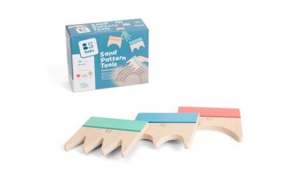 Łopatki do robienia wzorów na piasku drewniane. Wydawca: BS Toys. SmakLiter.pl Opakowanie Łopatki do robienia wzorów na piasku drewniane