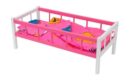 Łóżeczko różowe dla lalek z pościelą. Wydawca: Baczek. SmakLiter.pl Opakowanie Łóżeczko różowe dla lalek z pościelą