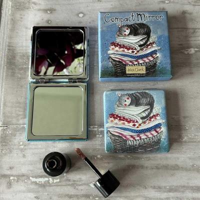 Lusterko w pudełku Kot na koszu z praniem. Wydawca: Alex Clark. SmakLiter.pl Opakowanie Lusterko w pudełku Kot na koszu z praniem