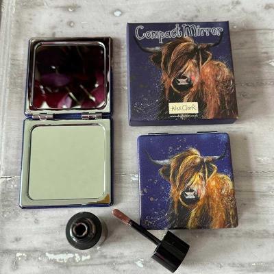 Lusterko w pudełku Krowa górska. Wydawca: Alex Clark. SmakLiter.pl Opakowanie Lusterko w pudełku Krowa górska