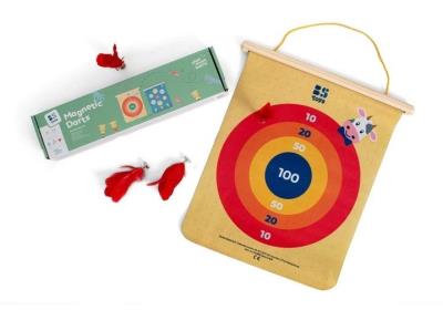 Magnetyczne rzutki z piórkowymi lotkami. Wydawca: BS Toys. SmakLiter.pl Opakowanie Magnetyczne rzutki z piórkowymi lotkami