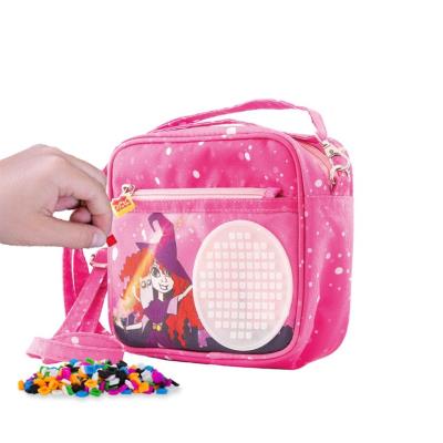 Mała torba na ramię z białym panelem. Wydawca: Pixie Crew. SmakLiter.pl Opakowanie Mała torba na ramię z białym panelem