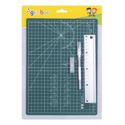 Mata do cięcia A4 + linijka aluminiowa 20cm, nożyk. Wydawca: Gimboo. SmakLiter.pl Opakowanie Mata do cięcia A4 + linijka aluminiowa 20cm, nożyk