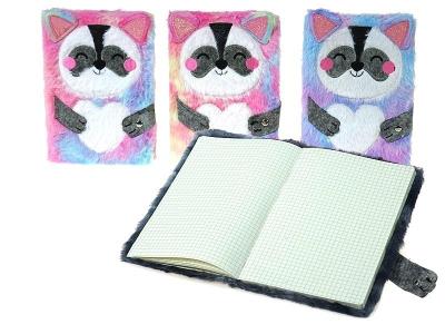 Notes A5/40K z okładką pluszową MIX. Wydawca: ADAR. SmakLiter.pl Opakowanie Notes A5/40K z okładką pluszową MIX