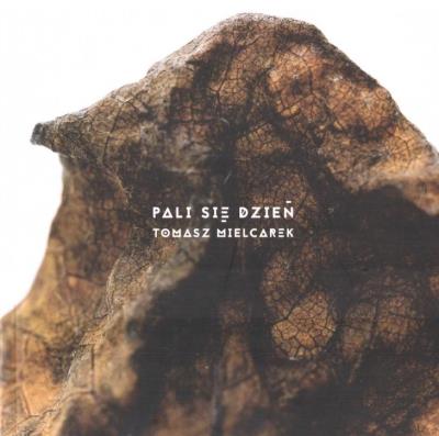 Pali się dzień. Autor: Mielcarek Tomasz. SmakLiter.pl Okładka książki Pali się dzień