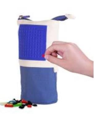 Pionowy piórnik na suwak z niebieskim panelem. Wydawca: Pixie Crew. SmakLiter.pl Opakowanie Pionowy piórnik na suwak z niebieskim panelem