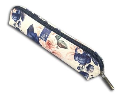 Piórnik mini niebieskie róże. Wydawca: Bee-bee. SmakLiter.pl Opakowanie Piórnik mini niebieskie róże