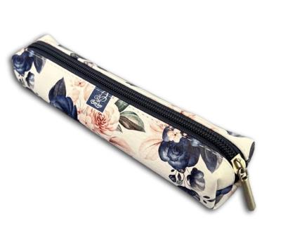 Piórnik mini prostokąt niebieskie róże. Wydawca: Bee-bee. SmakLiter.pl Opakowanie Piórnik mini prostokąt niebieskie róże