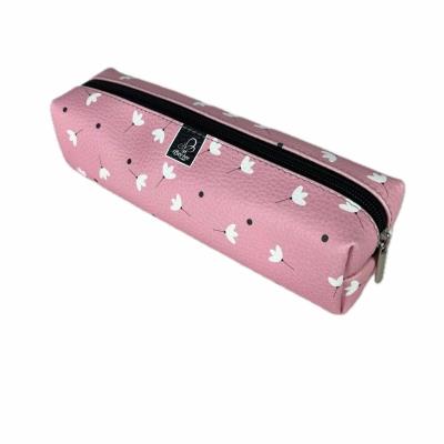 Piórnik prostokąt kostka Kwiatki białe w różu. Wydawca: Bee-bee. SmakLiter.pl Opakowanie Piórnik prostokąt kostka Kwiatki białe w różu