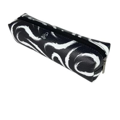 Piórnik prostokąt kostka Maziaje czarne. Wydawca: Bee-bee. SmakLiter.pl Opakowanie Piórnik prostokąt kostka Maziaje czarne