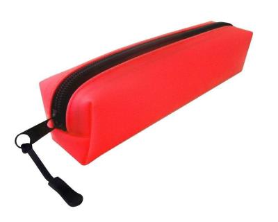 Piórnik silikonowy czerwony NARCISSUS. Wydawca: Narcissus. SmakLiter.pl Opakowanie Piórnik silikonowy czerwony NARCISSUS