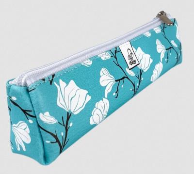 Piórnik trójkątny Magnolie blue. Wydawca: Bee-bee. SmakLiter.pl Opakowanie Piórnik trójkątny Magnolie blue